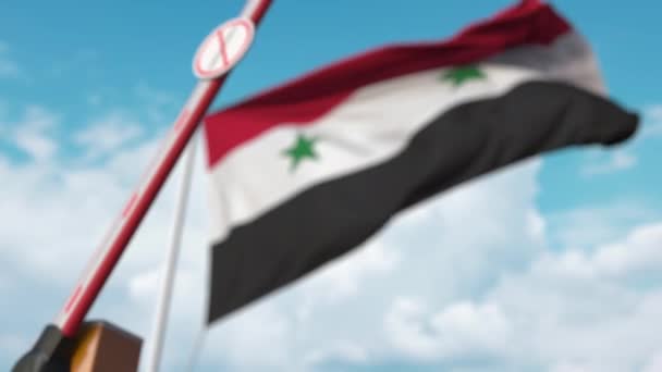 Portail fermé avec panneau STOP CORONAVIRUS sur le fond du drapeau syrien. La quarantaine en Syrie — Video