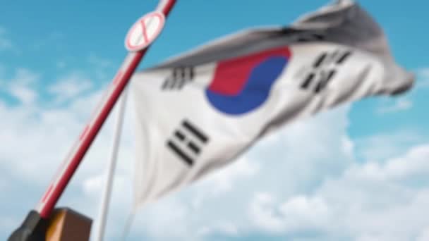 Poarta de boom închis cu semnul STOP CORONAVIRUS pe fundalul steagului coreean. Carantină în Coreea de Sud — Videoclip de stoc