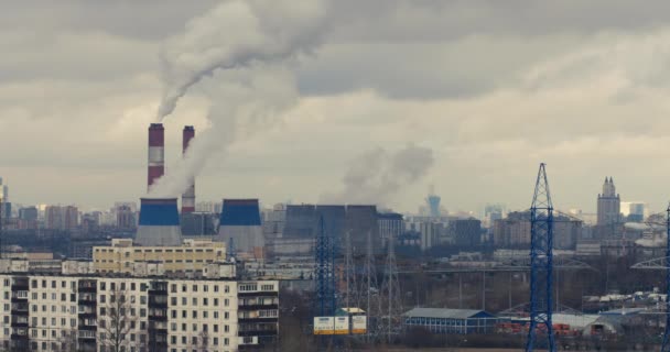 Teleobjektiv červeného fotoaparátu s časovým posunem křivolakých mraků a kouřících komínů depresivní průmyslové městské oblasti. Moskva, Rusko — Stock video