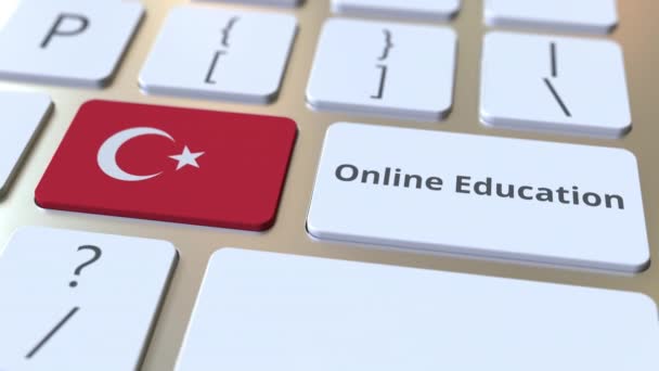 Çevrimiçi Eğitim metni ve Türkiye bayrağı bilgisayar klavyesindeki düğmelerde. Modern profesyonel eğitim ile ilgili kavramsal 3D animasyon — Stok video