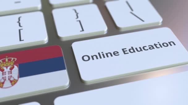オンライン教育コンピュータのキーボードのボタンにセルビアのテキストとフラグ。現代の職業訓練関連の概念3Dアニメーション — ストック動画