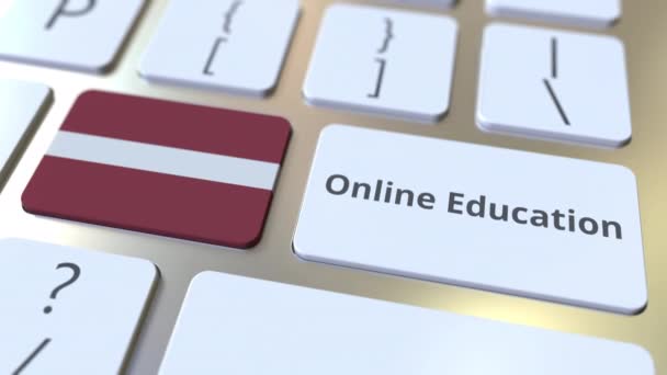 Текст онлайн образования и флаг Латвии на кнопках на клавиатуре компьютера. Современная профессиональная подготовка концептуальная 3D анимация — стоковое видео