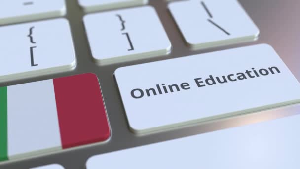 Çevrimiçi Eğitim metni ve İtalya bayrağı bilgisayar klavyesindeki tuşlarda. Modern profesyonel eğitim ile ilgili kavramsal 3D animasyon — Stok video
