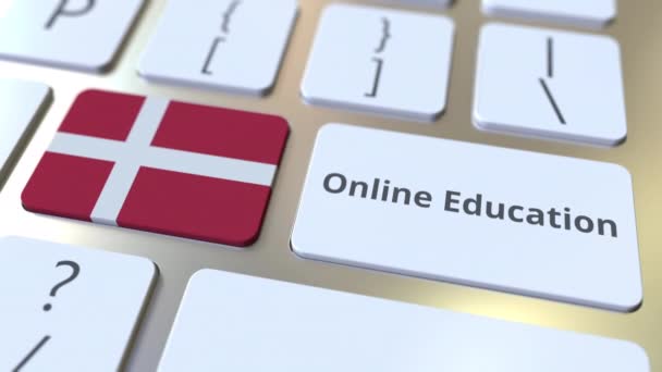 Online Onderwijs tekst en vlag van Denemarken op de knoppen op het toetsenbord van de computer. Moderne conceptuele 3D-animatie op het gebied van beroepsopleiding — Stockvideo