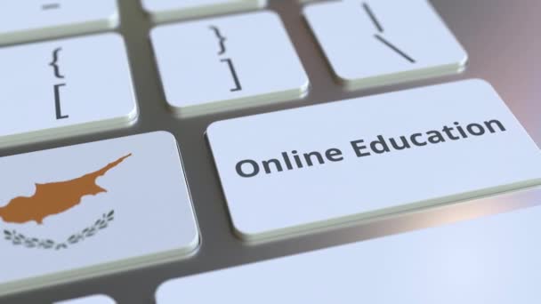 Online Eğitim metni ve Kıbrıs bayrağı bilgisayar klavyesinin düğmelerinde. Modern profesyonel eğitim ile ilgili kavramsal 3D animasyon — Stok video