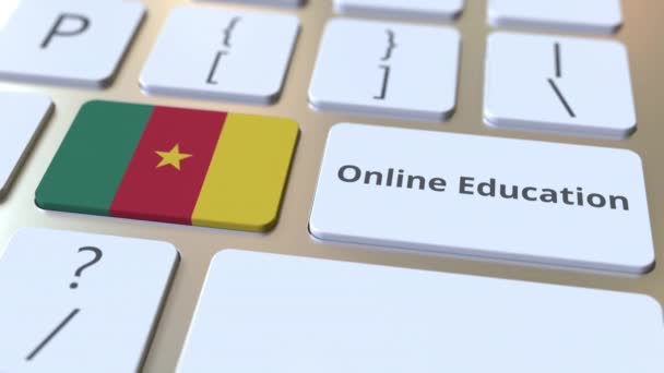 Текст онлайн-образования и флаг Камеруна на кнопках на клавиатуре компьютера. Современная профессиональная подготовка концептуальная 3D анимация — стоковое видео