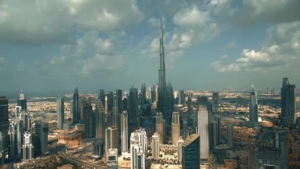 DUBAI, UNITED ARAB EMIRATES - DECEMBER 30, 2019. Aerial shot of the Dubai Downtown involving the Burj Khalifa skyscraper — Stockvideo