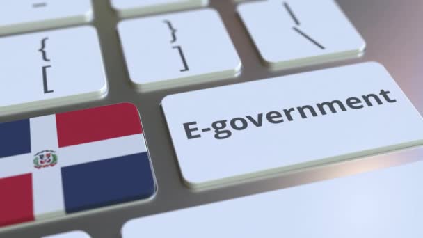 Klavyede Dominik Cumhuriyeti 'nin e-hükümet ya da Elektronik Hükümet mesajı ve bayrağı var. Modern kamu hizmetleri ile ilgili kavramsal 3d animasyon — Stok video