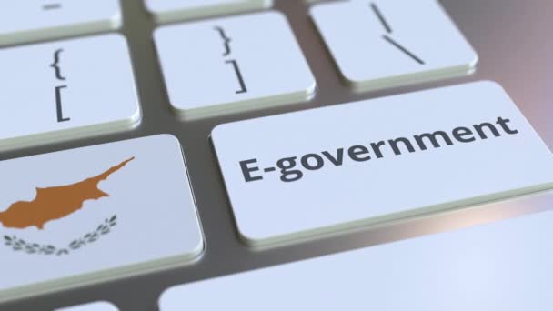 E-förvaltning eller elektronisk regeringstext och flagga Cypern på tangentbordet. Modern konceptbaserad 3D-animation för offentliga tjänster — Stockvideo