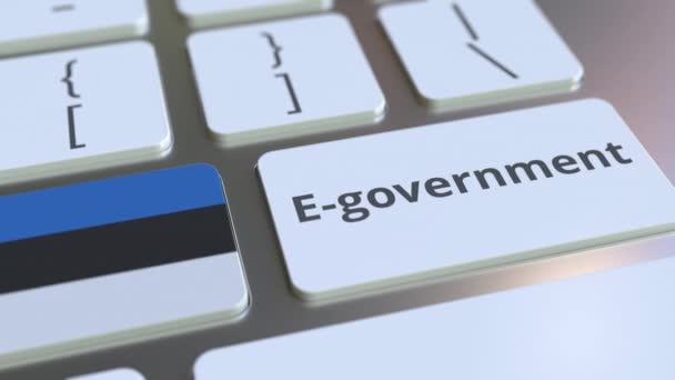 Texto de gobierno electrónico o gobierno electrónico y bandera de Estonia en el teclado. Animación 3D conceptual relacionada con los servicios públicos modernos — Vídeos de Stock