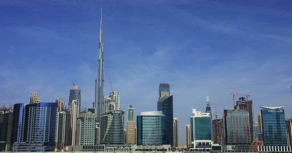 DUBAI, EMIRADOS ARAB UNIDOS - JANEIRO 5, 2020. Downtown Dubai envolvendo o arranha-céu Burj Khalifa — Fotografia de Stock