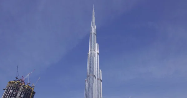 DUBAI, EMIRATOS ÁRABES UNIDOS 5 DE ENERO DE 2020. La torre del rascacielos Burj Khalifa sobre el fondo de las nubes de cirros — Foto de Stock