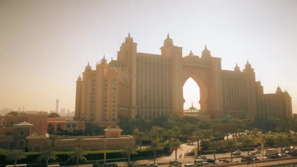 DUBAI, UNITED ARAB EMIRATES - 28 Δεκεμβρίου 2019. Χαμηλό υψόμετρο εναέρια θέα της Ατλαντίδας Το Palm πολυτελές ξενοδοχείο — Αρχείο Βίντεο