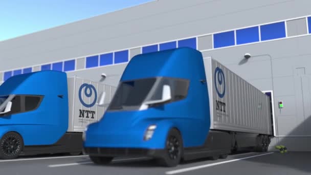 Depoda Ntt logosu yüklü ya da boşaltılmış modern yarı karavan kamyonları var. Lojistik bağlantılı 3d döngü canlandırması — Stok video