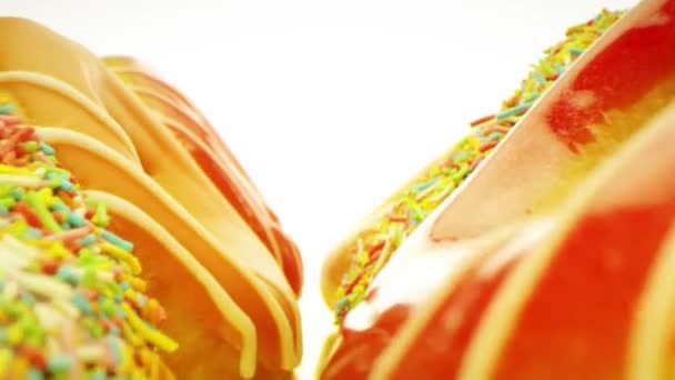 Donuts esmaltados macro sonda lente tiro — Vídeos de Stock