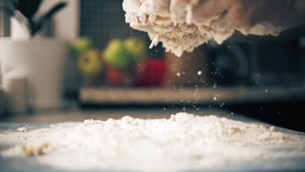 将面包面团倒在面粉上，慢动作特写镜头 — 图库视频影像