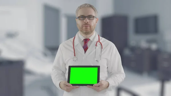 Endişeli doktor yeşil ekranlı modern tableti elinde tutuyor — Stok fotoğraf