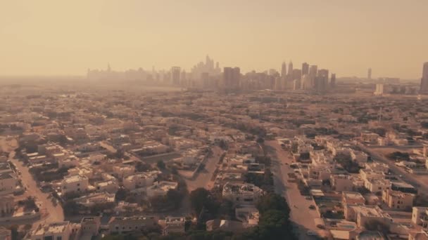 Vue aérienne des gratte-ciel de Dubaï derrière le quartier résidentiel le soir. UAE — Video