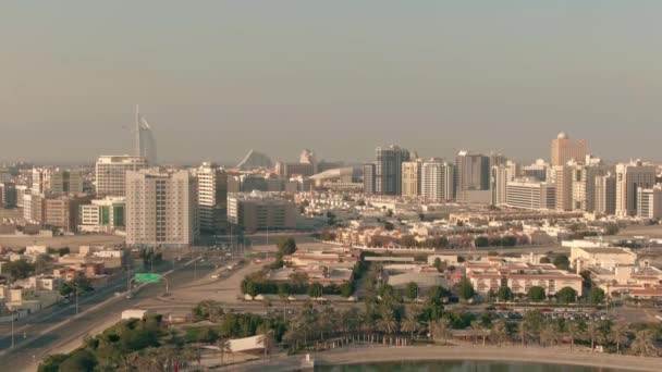 Zdjęcie z lotu ptaka Dubais nad brzegiem morza w pobliżu Al Barsha Pond Park. Uae — Wideo stockowe