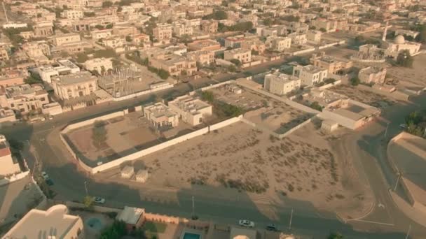 Vue aérienne à basse altitude du quartier résidentiel de Dubaï, Émirats arabes unis — Video