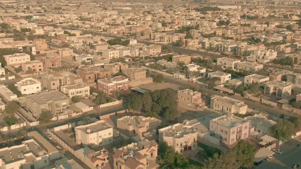 Birleşik Arap Emirlikleri 'nin Dubai yerleşim bölgesinin alçak irtifa görüntüsü — Stok fotoğraf
