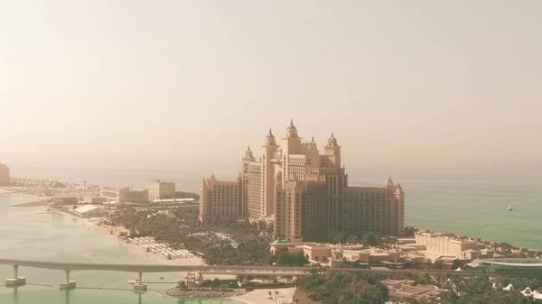 DUBAI, UNITED ARAB EMIRATES - DECEMBER 28, 2019. Atlantis The Palm hotel, aerial view — Stock Photo, Image