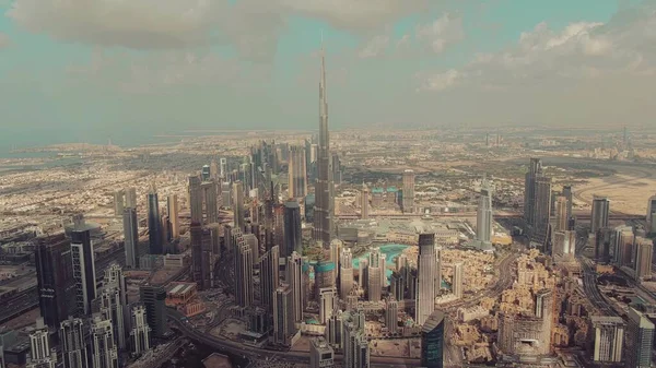 Dubai, Förenade Arabemiraten - 31 december 2019. Flygfoto över centrum Dubai involverar Burj Khalifa världens stallaste skyskrapa — Stockfoto