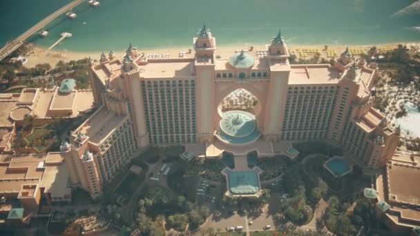 Dubai, United Arab Emirates - 2019 년 12 월 28 일. 야자수 호화 호텔인 아틀란티스의 공중 촬영 — 비디오