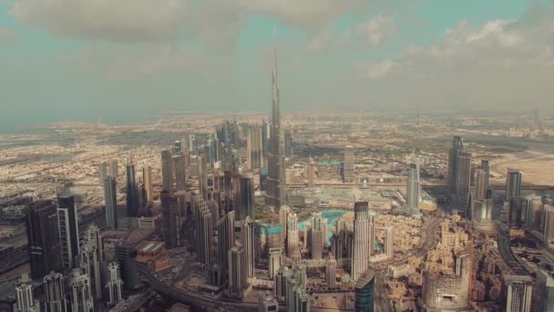 DUBAI, UNITED ARAB EMIRATES - 31 ДЕКАБРЯ 2019 года. Вид с воздуха на центр Дубая с участием Burj Khalifa самый высокий небоскреб в мире — стоковое видео
