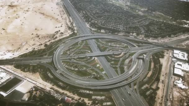 Αεροφωτογραφία μεγάλης κυκλικής ανταλλαγής αυτοκινητοδρόμων στο Ντουμπάι, Ηνωμένα Αραβικά Εμιράτα — Αρχείο Βίντεο