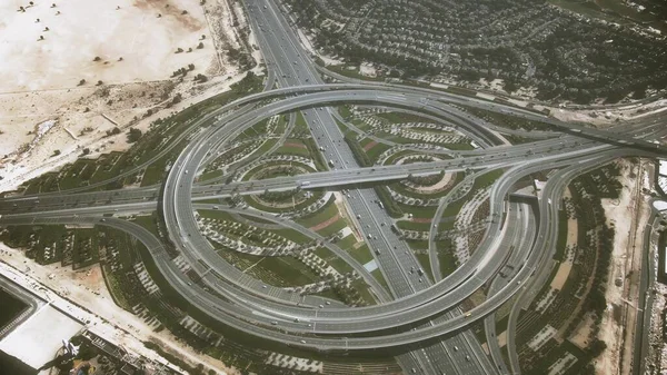 Αεροφωτογραφία μεγάλης κυκλικής ανταλλαγής αυτοκινητοδρόμων στο Ντουμπάι, Ηνωμένα Αραβικά Εμιράτα — Φωτογραφία Αρχείου