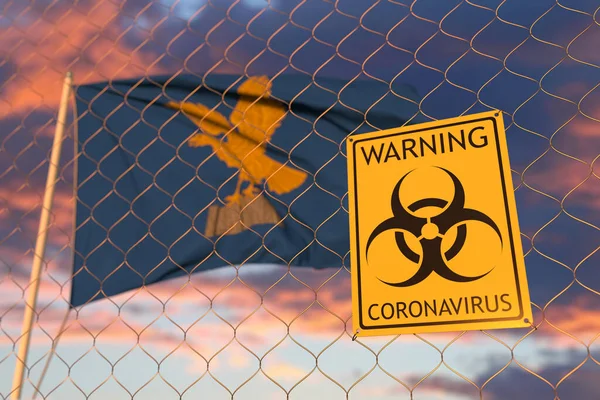 Coronavirus waarschuwingsbord op het hek tegen zwaaiende vlag van Friuli-Venezia Giulia, een regio van Italië. Quarantainegerelateerde 3d-destructie — Stockfoto