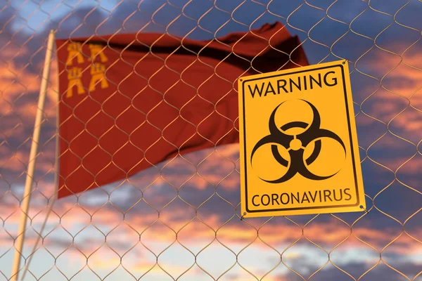 Sygnał ostrzegawczy koronawirusa na ogrodzeniu przed falującą flagą Regionu Murcja, wspólnoty autonomicznej w Hiszpanii. Kwarantanna związana z 3d renderowaniem — Zdjęcie stockowe