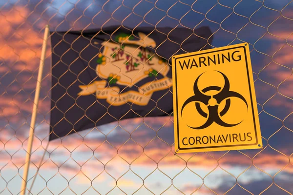 Предупреждающий знак Коронавируса на заборе против флага Коннектикута. Карантинная 3D рендеринг — стоковое фото