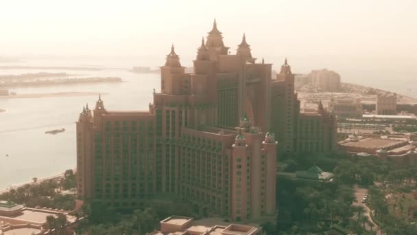 Ντουμπάι, Ηνωμένα Αραβικά Εμιράτα - 28 Δεκεμβρίου 2019. Αεροφωτογραφία του Atlantis The Palm hotel — Αρχείο Βίντεο
