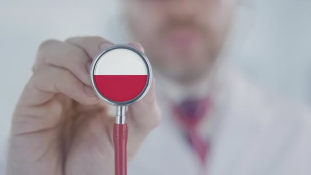 Lekarz używa stetoskopu z polską flagą. Opieka zdrowotna w Polsce — Wideo stockowe