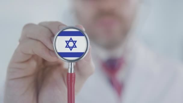 Le docteur utilise un stéthoscope avec le drapeau israélien. Soins de santé en Israël — Video