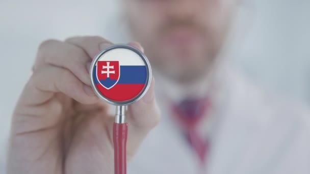 Tıbbi doktor Slovak bayrağıyla steteskop çanını tutuyor. Slovakya 'da Sağlık Hizmetleri — Stok video