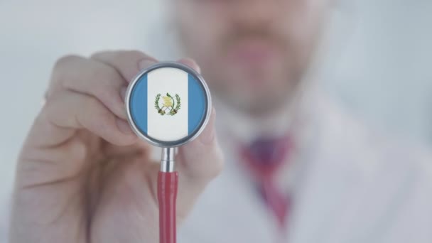 Médico ouvindo com o estetoscópio com bandeira da Guatemala. Saúde guatemalteca — Vídeo de Stock