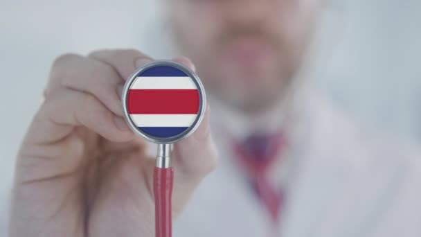 Médecin écoutant avec le stéthoscope avec drapeau du Costa Rica. Costa Rica soins de santé — Video