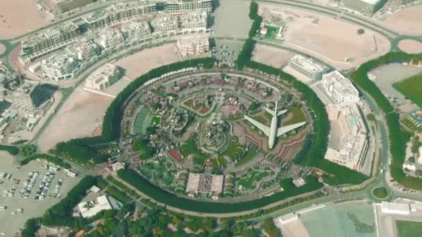 Вид с воздуха на круглый парк Dubai Miracle Garden. ОАЭ — стоковое видео