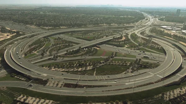 Vue aérienne du grand échangeur routier vert près du quartier Arabian Ranches à Dubaï, Émirats arabes unis — Photo