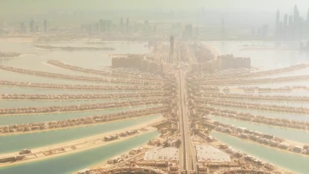 Flygfoto av den berömda konstgjorda ön Palm Jumeirah. Dubai, Förenade Arabemiraten — Stockvideo