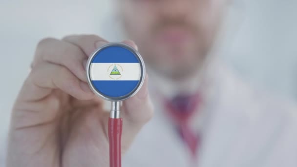 Medische dokter luistert met de stethoscoop met vlag van Nicaragua. Nicaraguaanse gezondheidszorg — Stockvideo