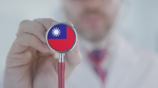Doctor escuchando con el estetoscopio con la bandera de Taiwán. Salud taiwanesa — Vídeo de stock