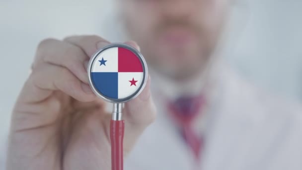 Medico in ascolto con lo stetoscopio con bandiera di Panama. Assistenza sanitaria panamense — Video Stock