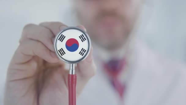 Le docteur utilise un stéthoscope avec le drapeau sud-coréen. Soins de santé en Corée du Sud — Video