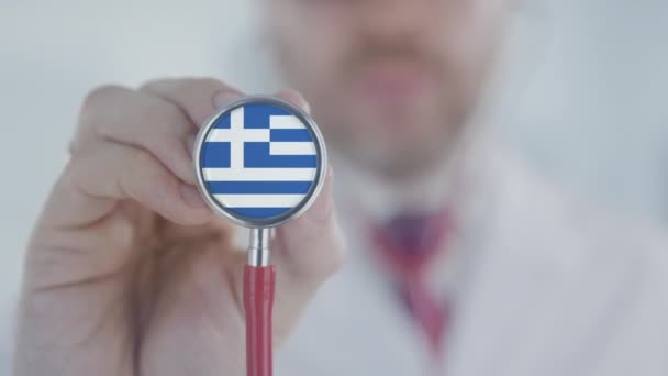 Il medico usa lo stetoscopio con la bandiera greca. Sanità in Grecia — Video Stock