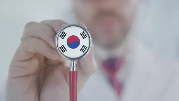 Doktor používá stetoskop s jihokorejskou vlajkou. Zdravotní péče v Jižní Koreji — Stock fotografie