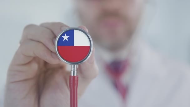 Médico escuchando con el estetoscopio con bandera de Chile. Salud chilena — Vídeo de stock